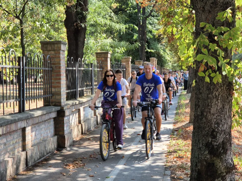 Kolona biciklista na vožnji kroz Pančevo, 13. septembar 2025.