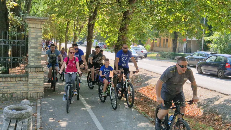 Kolona biciklista na vožnji kroz Pančevo, 13. septembar 2025.