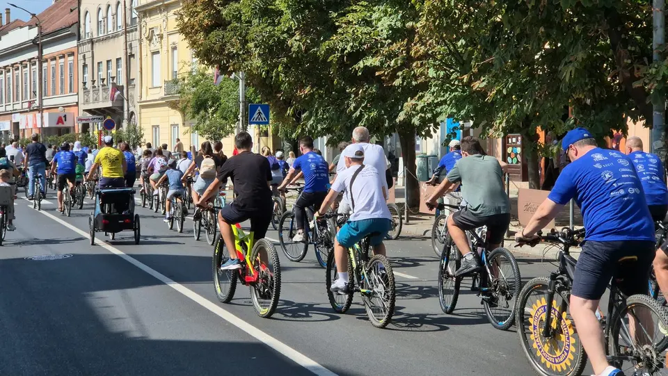 Kolona biciklista na vožnji kroz Pančevo, 13. septembar 2025.