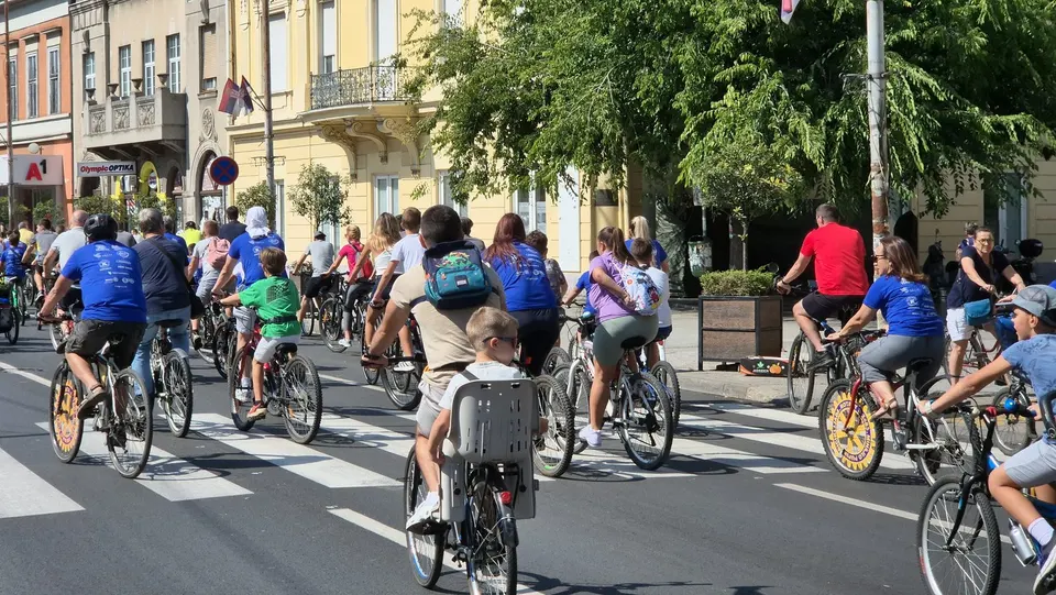Kolona biciklista na vožnji kroz Pančevo, 13. septembar 2025.