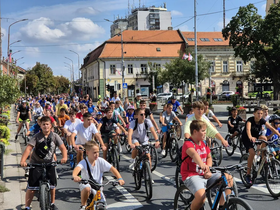 Kolona biciklista na vožnji kroz Pančevo, 13. septembar 2025.