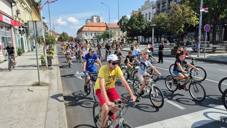 Kolona biciklista na vožnji kroz Pančevo, 13. septembar 2025.