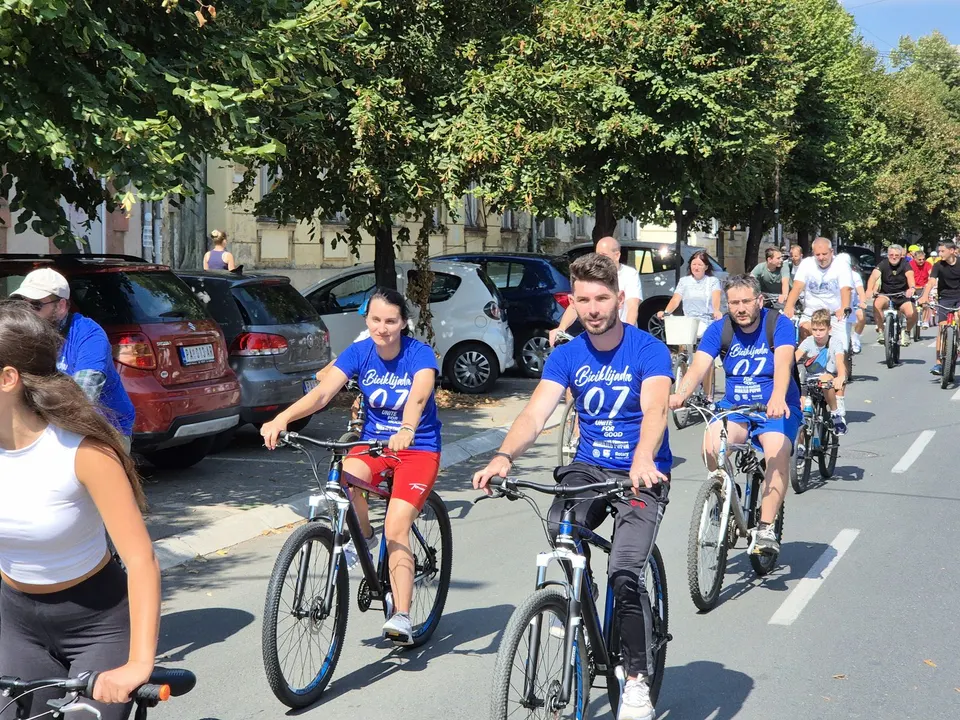 Kolona biciklista na vožnji kroz Pančevo, 13. septembar 2025.