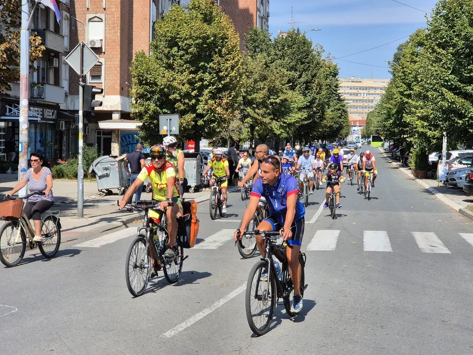 Kolona biciklista na vožnji kroz Pančevo, 13. septembar 2025.