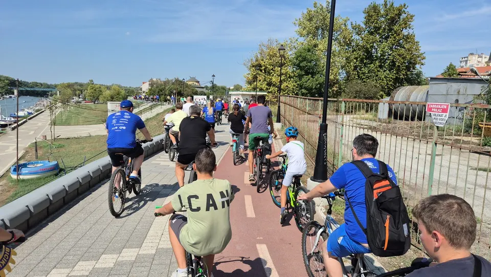 Kolona biciklista na vožnji kroz Pančevo, 13. septembar 2025.