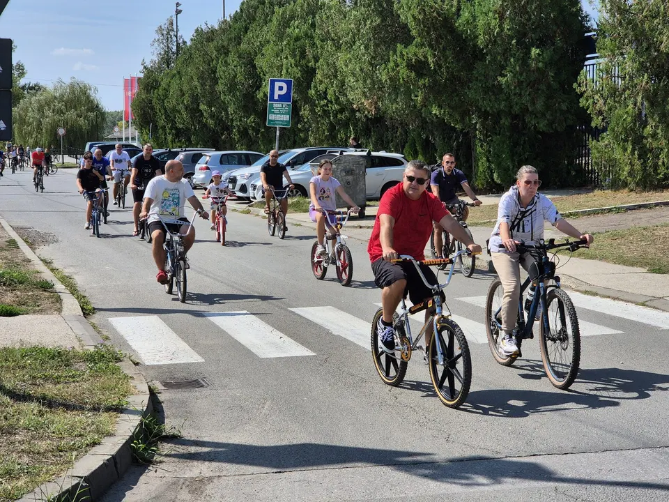 Kolona biciklista na vožnji kroz Pančevo, 13. septembar 2025.
