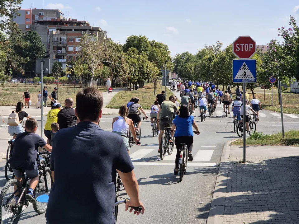 Kolona biciklista na vožnji kroz Pančevo, 13. septembar 2025.
