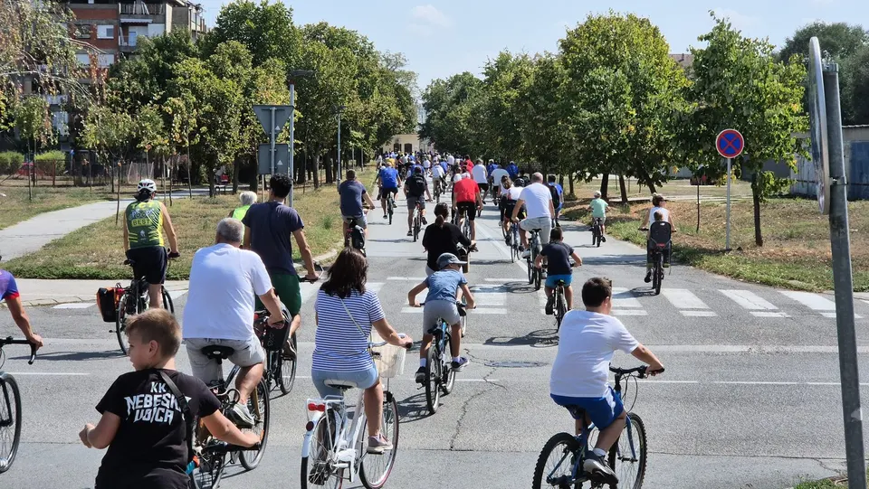 Kolona biciklista na vožnji kroz Pančevo, 13. septembar 2025.