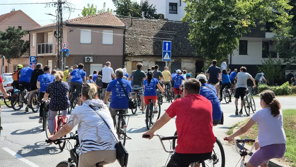 Kolona biciklista na vožnji kroz Pančevo, 13. septembar 2025.