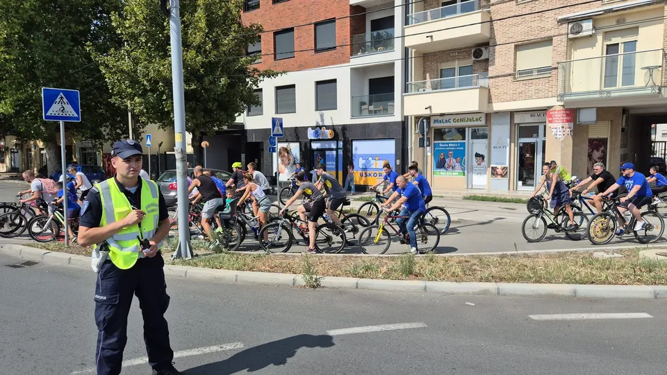 Kolona biciklista na vožnji kroz Pančevo, 13. septembar 2025.