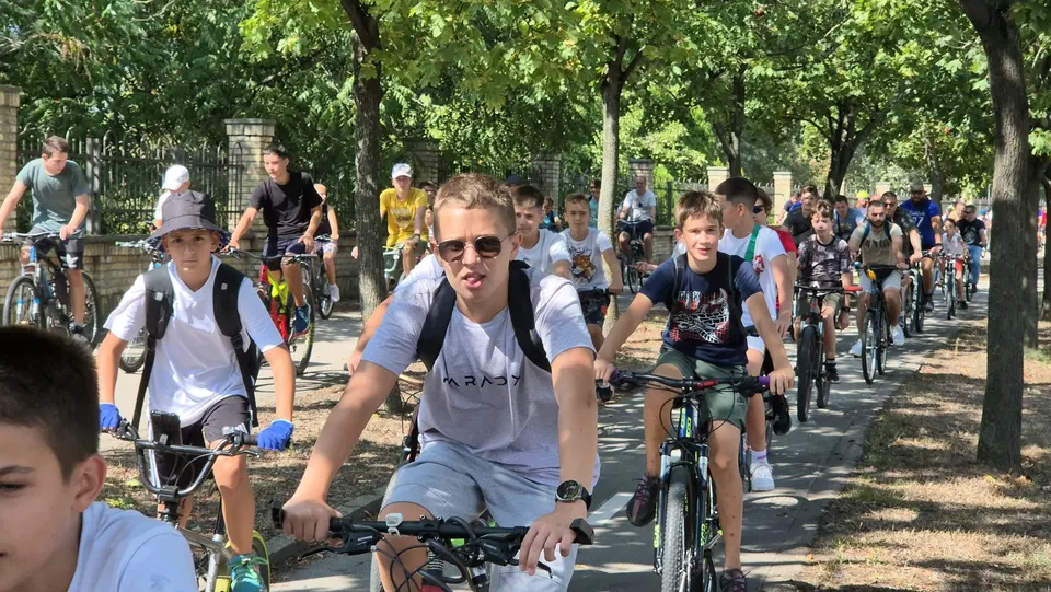 Kolona biciklista na vožnji kroz Pančevo, 13. septembar 2025.